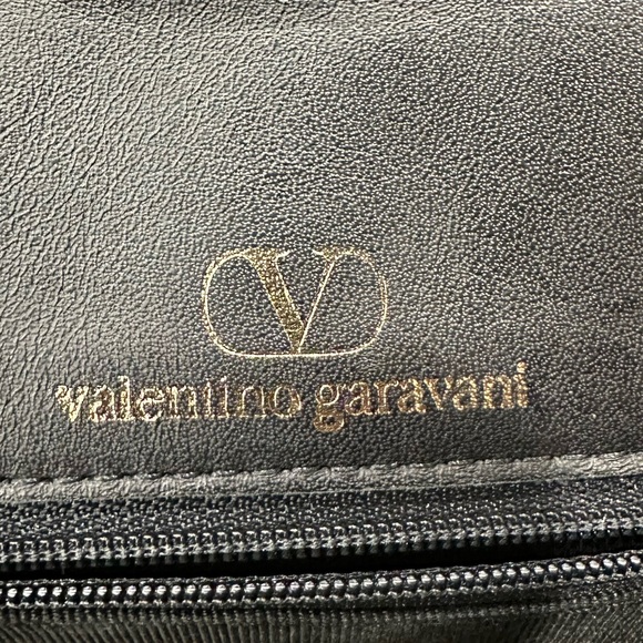 Vintage Valentino Garavani Black Leather Shoulder Bag with Gold Chain - Picture 13 of 14